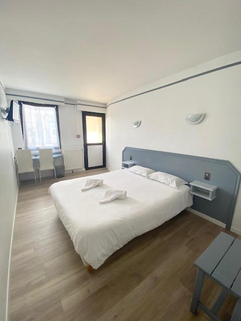 Hotel La Tour Des Anglais Mayenne Exterior foto
