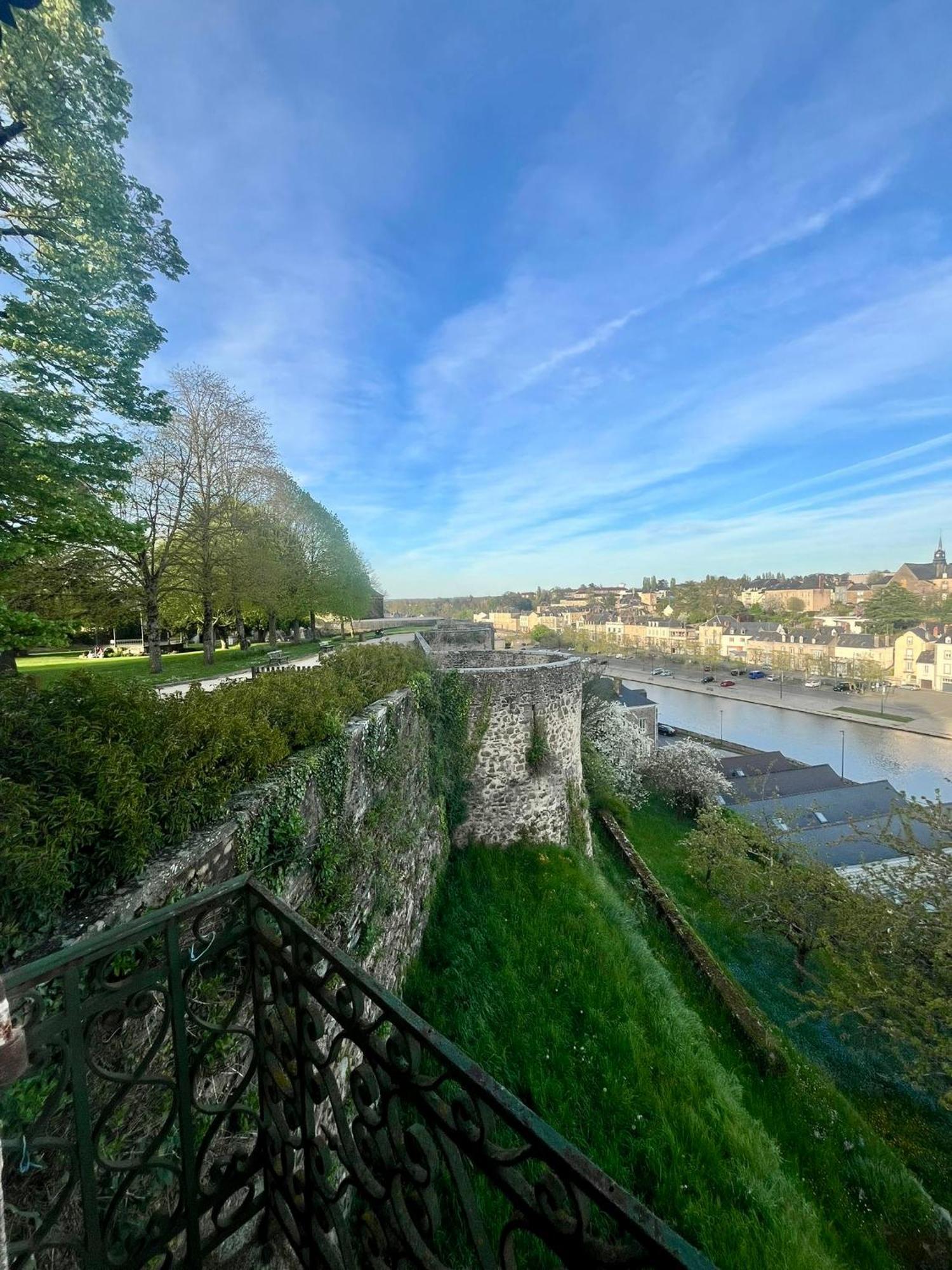 Hotel La Tour Des Anglais Mayenne Exterior foto