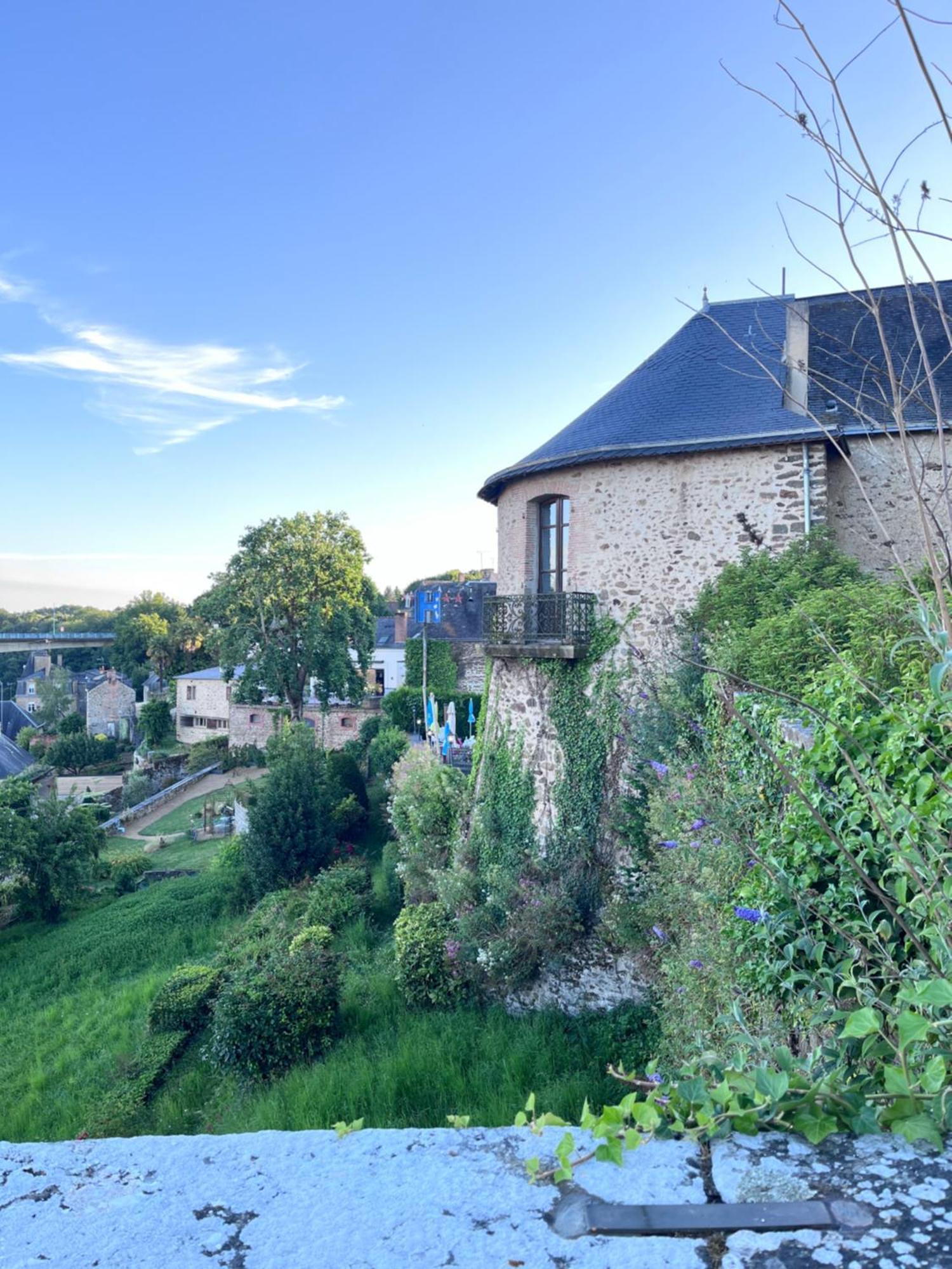 Hotel La Tour Des Anglais Mayenne Exterior foto