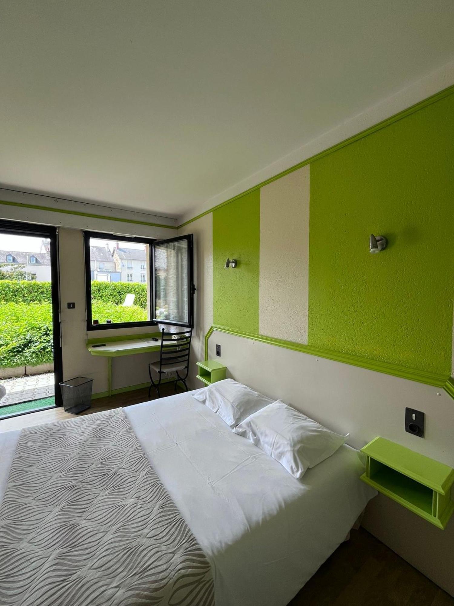Hotel La Tour Des Anglais Mayenne Exterior foto