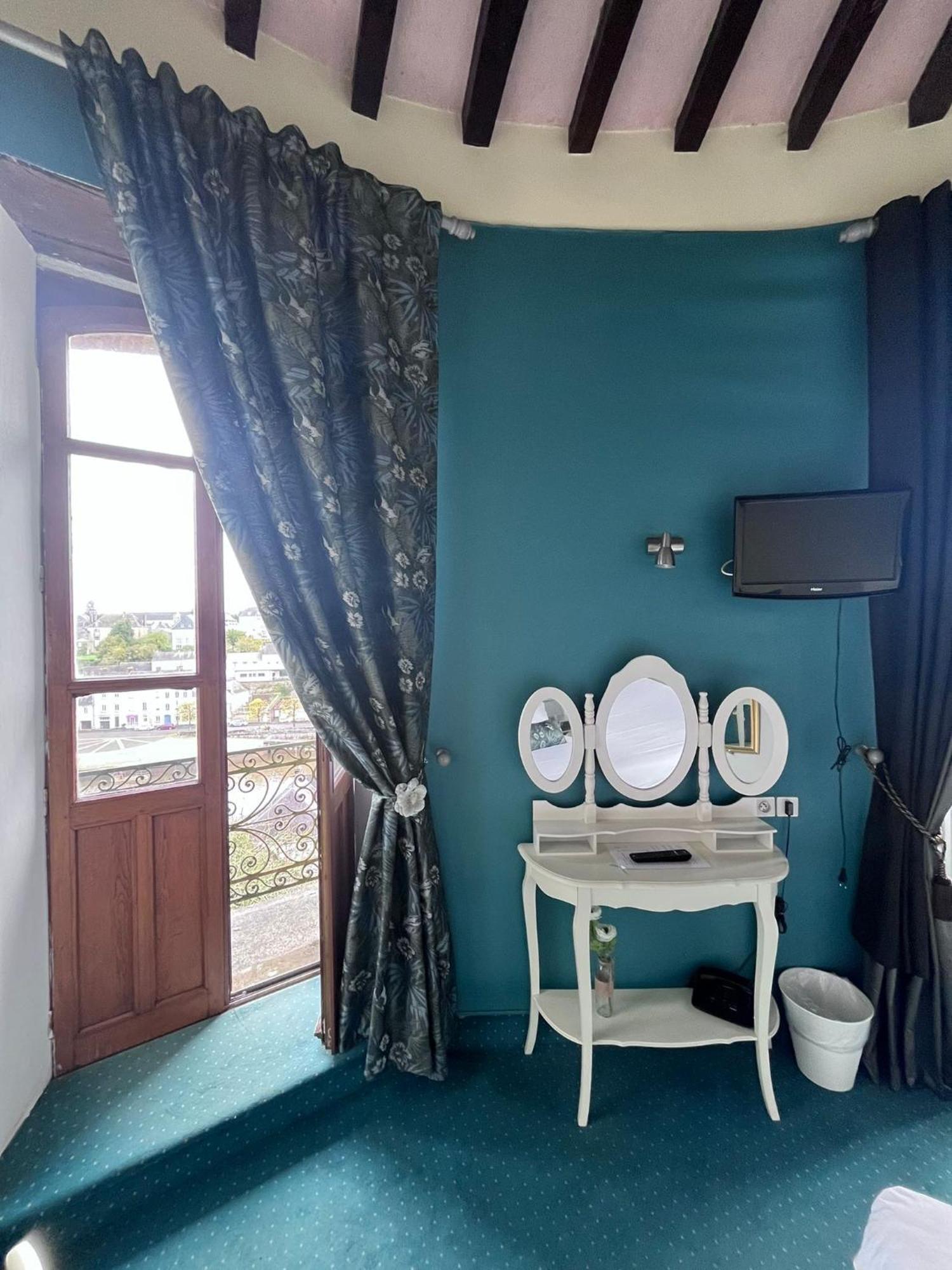 Hotel La Tour Des Anglais Mayenne Exterior foto